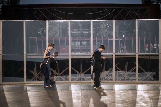 Как выглядит новый стеклянный пол Эйфелевой башни (16 фото)