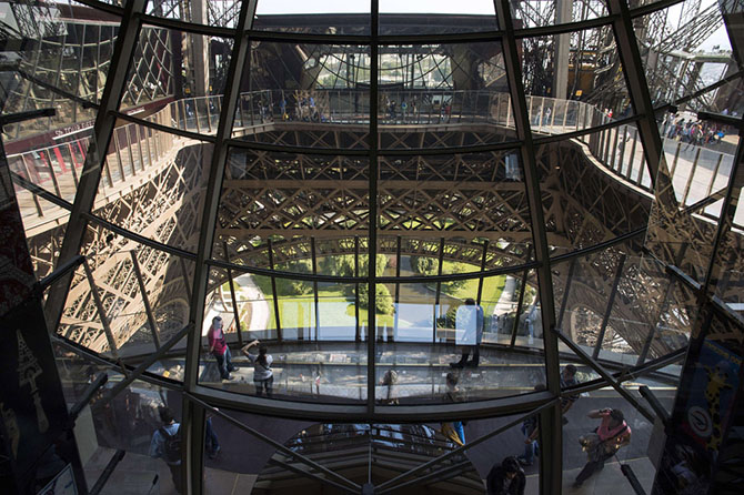 Как выглядит новый стеклянный пол Эйфелевой башни (16 фото)