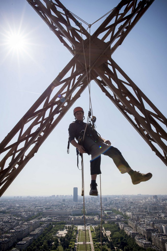 Как выглядит новый стеклянный пол Эйфелевой башни (16 фото)