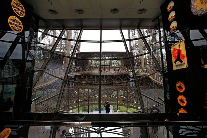 Как выглядит новый стеклянный пол Эйфелевой башни (16 фото)