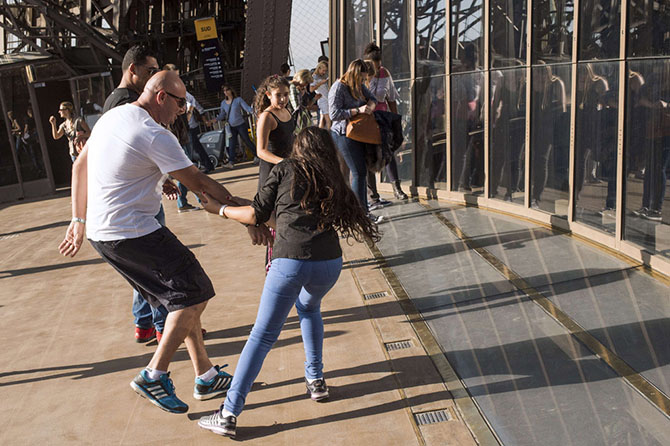 Как выглядит новый стеклянный пол Эйфелевой башни (16 фото)