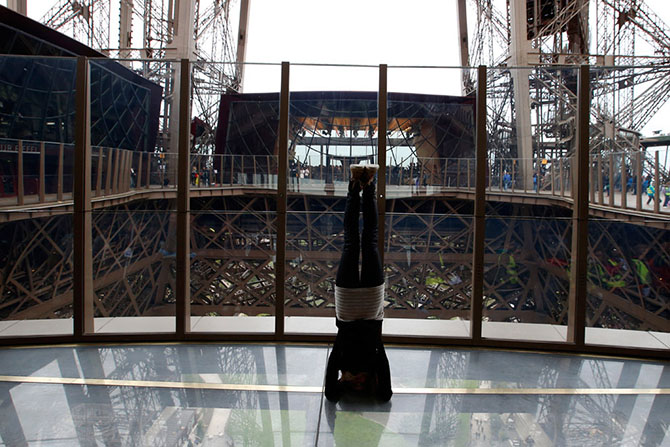 Как выглядит новый стеклянный пол Эйфелевой башни (16 фото)