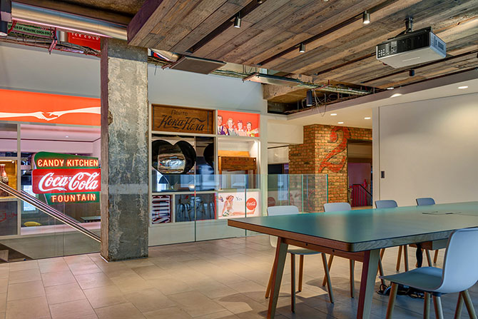 Жизнерадостный офис Coca-Cola в Лондоне (17 фото)