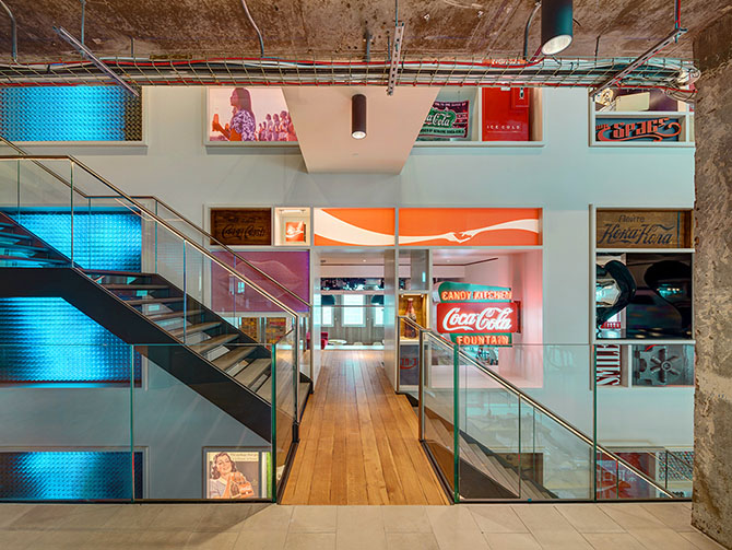 Жизнерадостный офис Coca-Cola в Лондоне (17 фото)