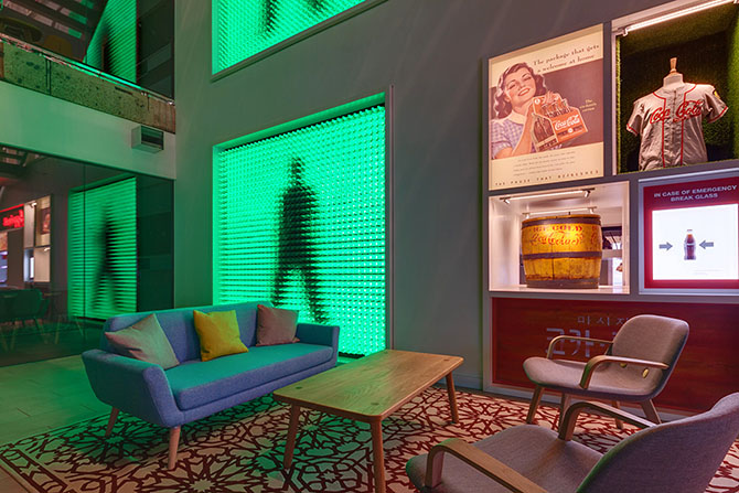 Жизнерадостный офис Coca-Cola в Лондоне (17 фото)