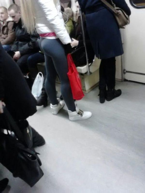 Девушки в лосинах и других обтягивающих штанах