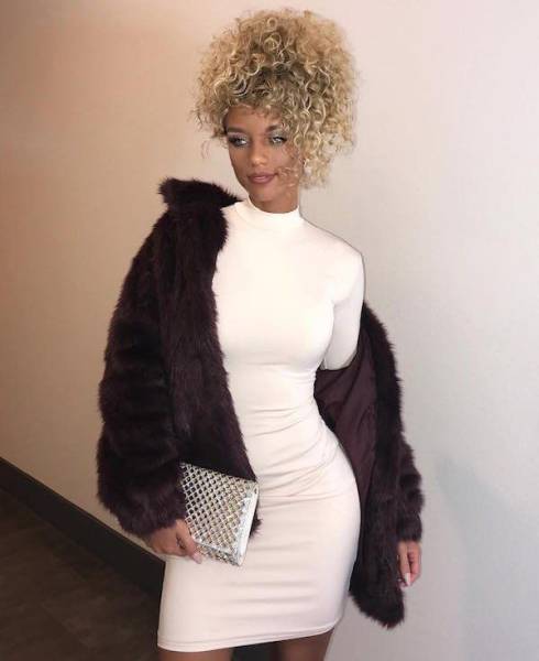 Девушки в обтягивающих платьях