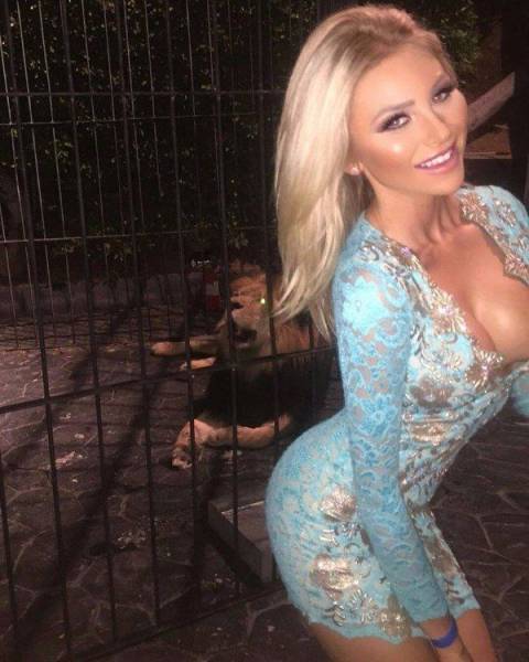 Девушки в обтягивающих платьях