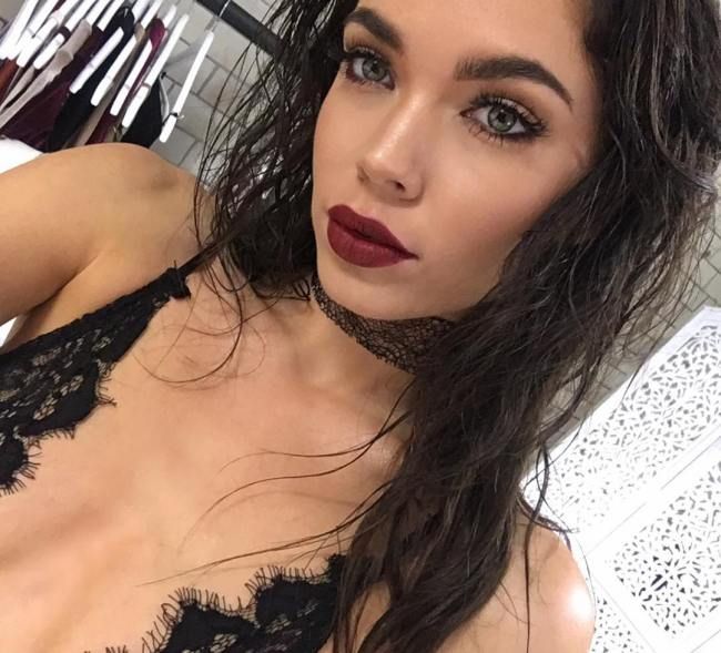 Девушки с красной помадой