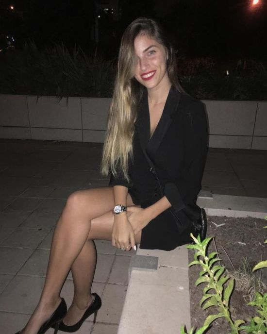 Девушки с красной помадой