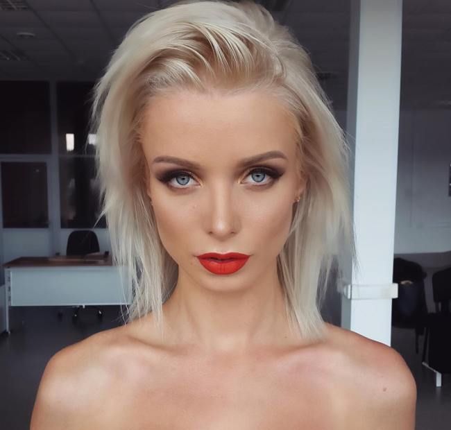 Девушки с красной помадой