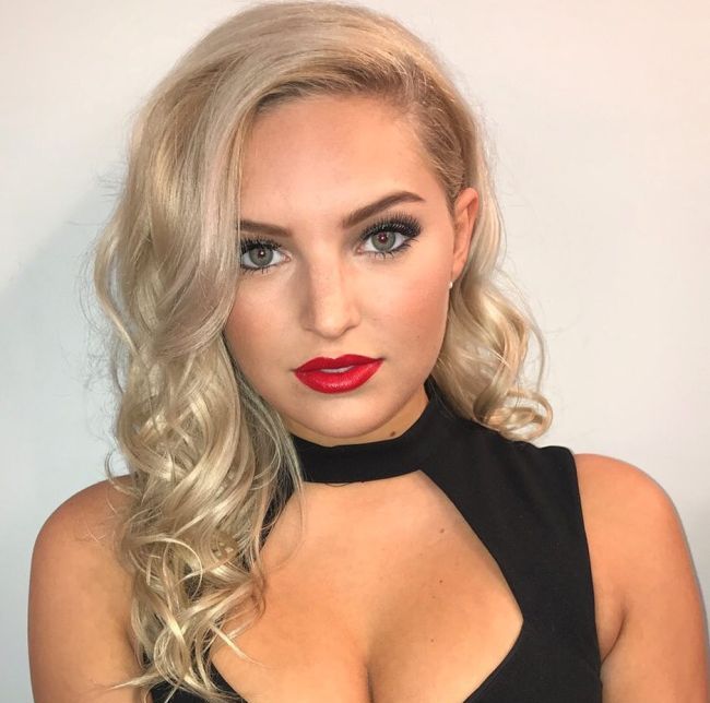 Девушки с красной помадой