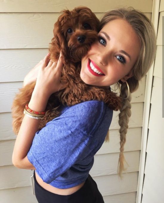 Девушки с красной помадой