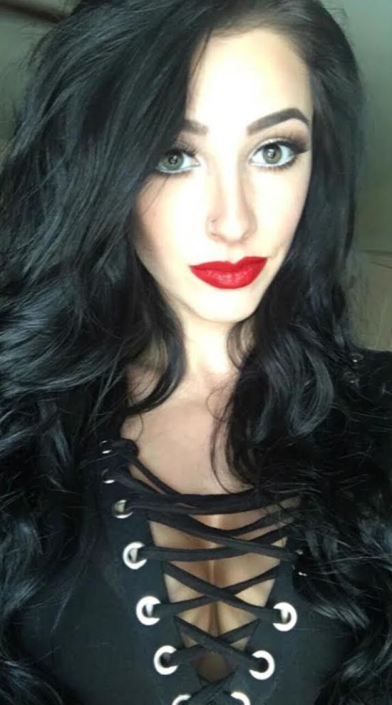 Девушки с красной помадой