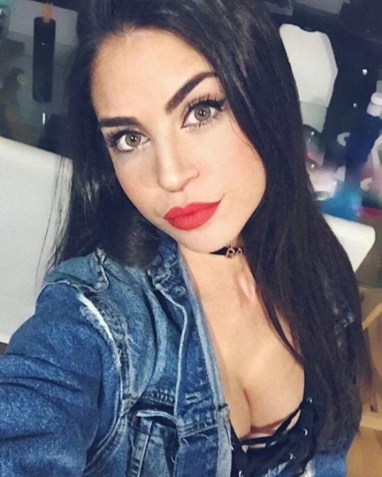 Девушки с красной помадой