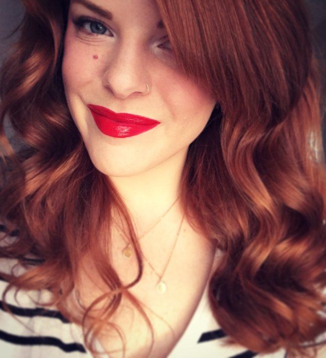 Девушки с красной помадой