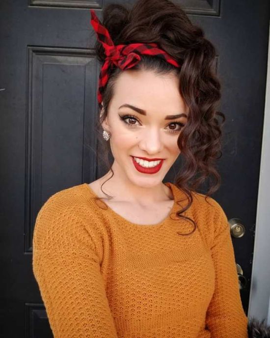 Девушки с красной помадой