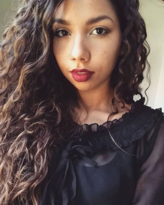 Девушки с красной помадой