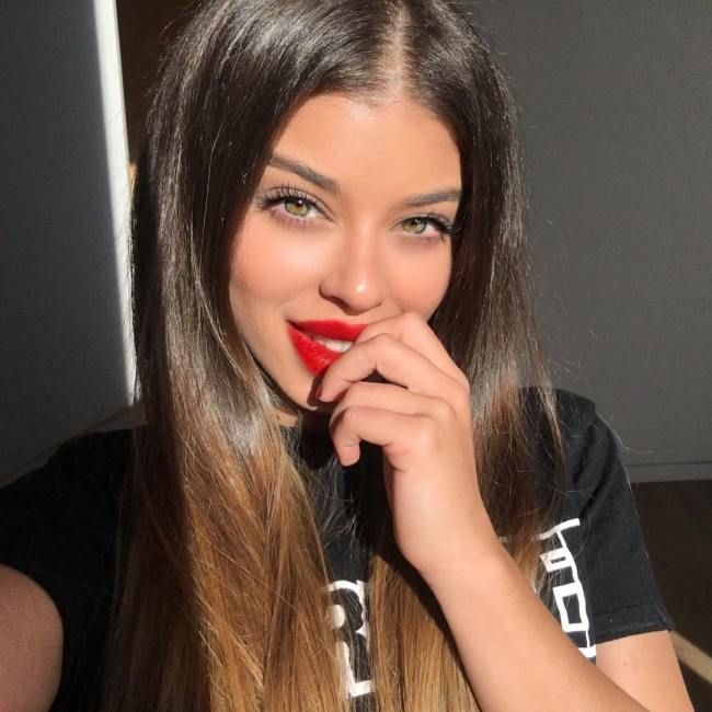 Девушки с красной помадой