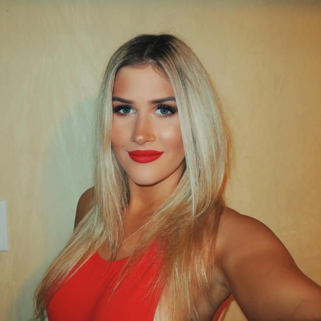 Девушки с красной помадой