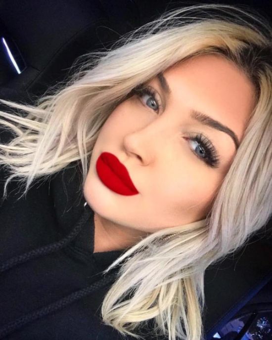 Девушки с красной помадой