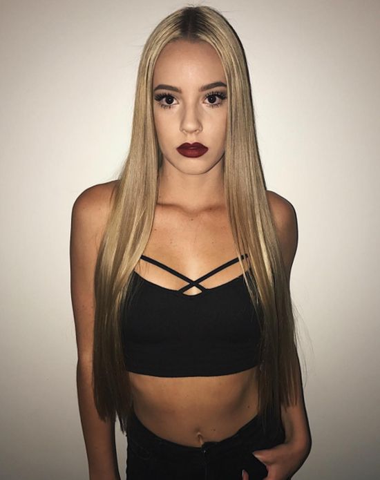 Девушки с красной помадой