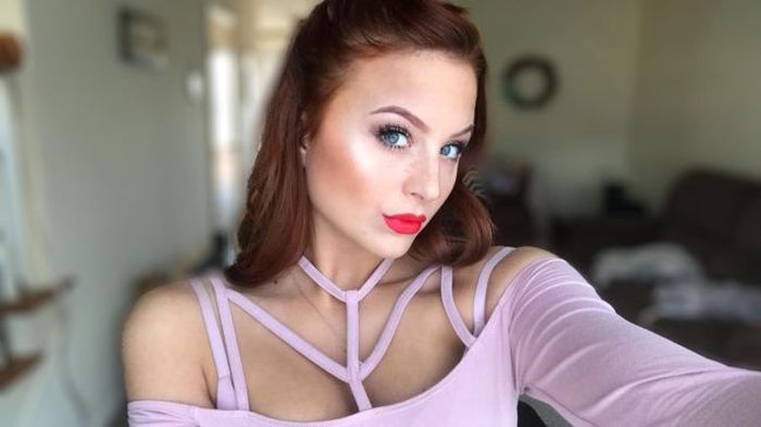 Девушки с красной помадой