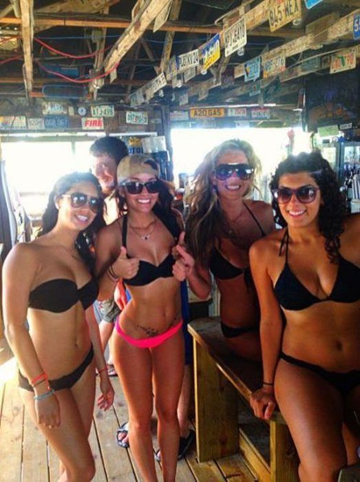 Девушки в бикини (42 фото)