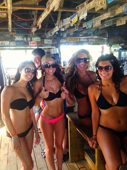 Девушки в бикини (42 фото)