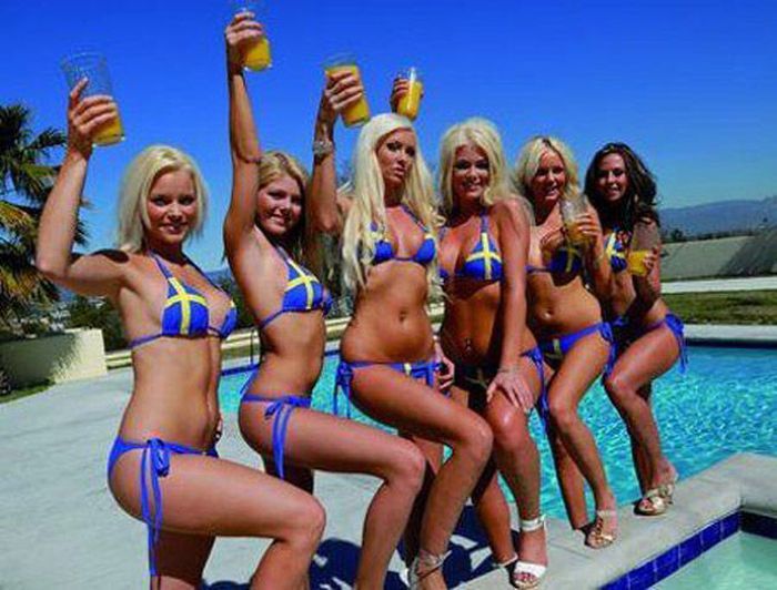 Девушки в бикини (42 фото)