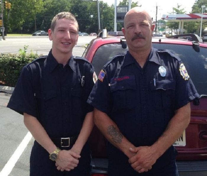 Пожарные ответили добром официантке, оплатившей их завтрак