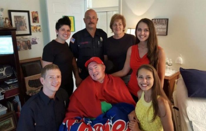 Пожарные ответили добром официантке, оплатившей их завтрак