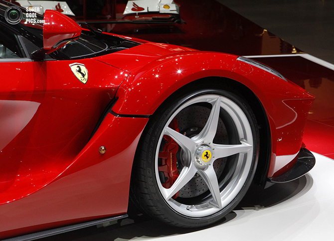 Ferrari LaFerrari – гибридный красный «жеребец»