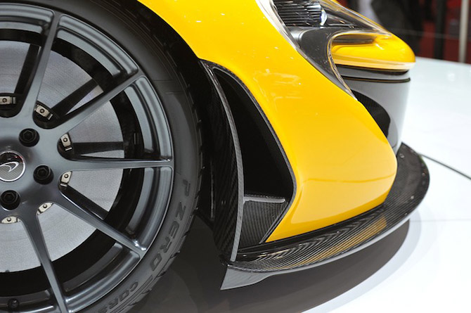 Суперкар McLaren P1 на Женевском автосалоне