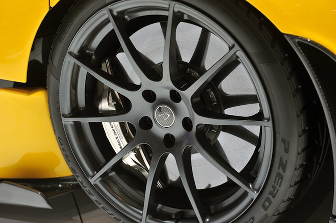 Суперкар McLaren P1 на Женевском автосалоне