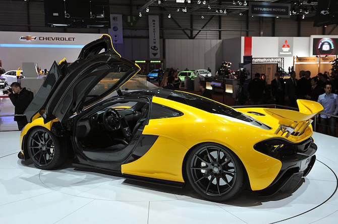 Суперкар McLaren P1 на Женевском автосалоне