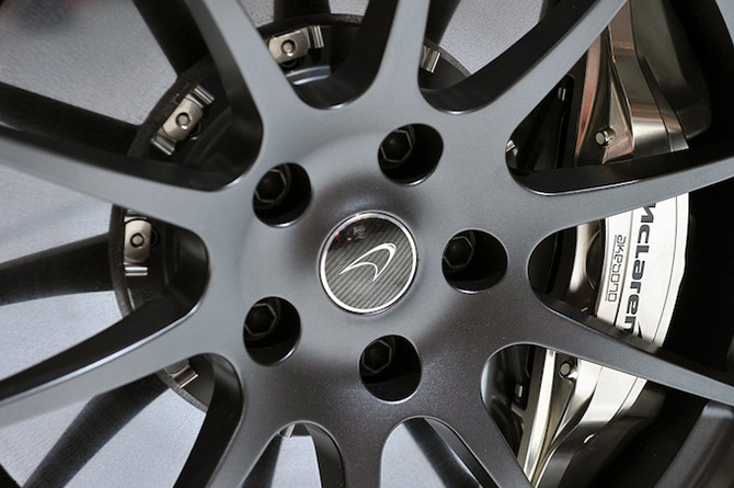 Суперкар McLaren P1 на Женевском автосалоне