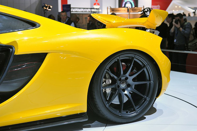 Суперкар McLaren P1 на Женевском автосалоне