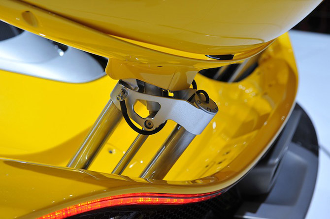 Суперкар McLaren P1 на Женевском автосалоне