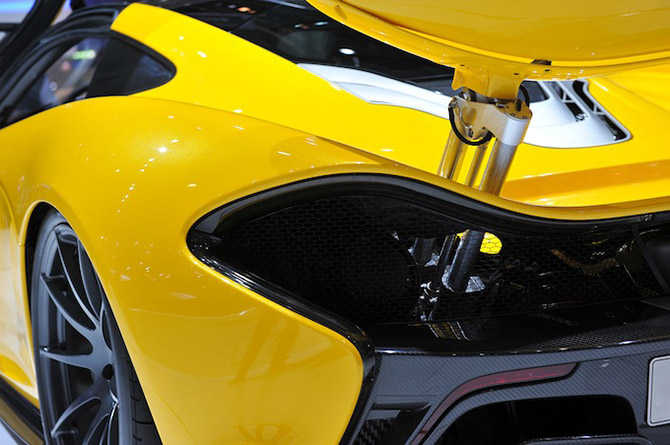 Суперкар McLaren P1 на Женевском автосалоне