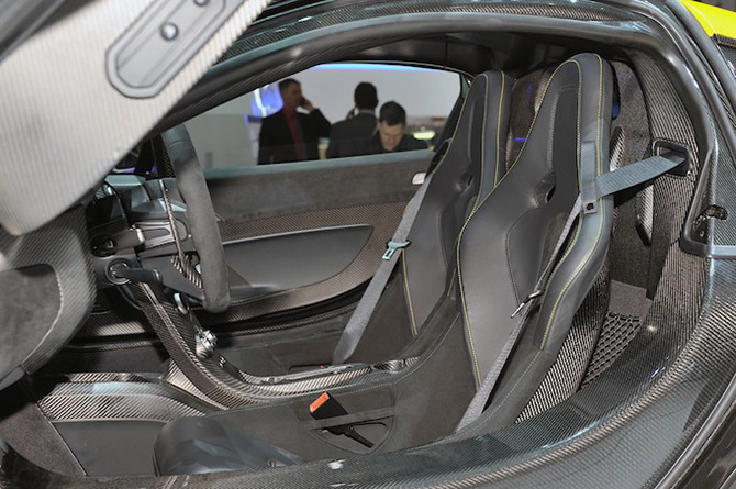 Суперкар McLaren P1 на Женевском автосалоне