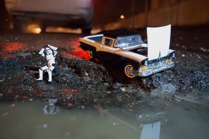 В Самаре фотографы превратили ямы на дорогах в арт-объекты