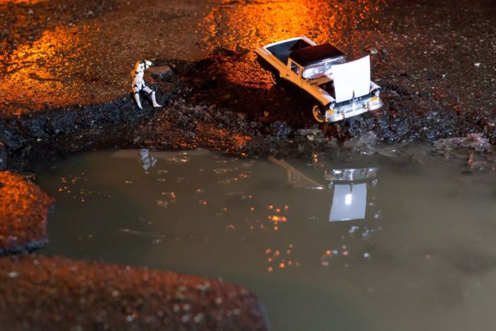 В Самаре фотографы превратили ямы на дорогах в арт-объекты