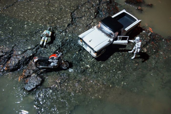 В Самаре фотографы превратили ямы на дорогах в арт-объекты