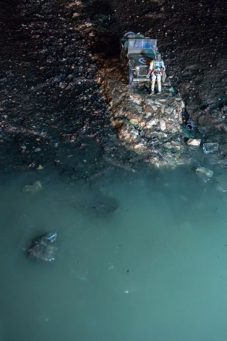 В Самаре фотографы превратили ямы на дорогах в арт-объекты