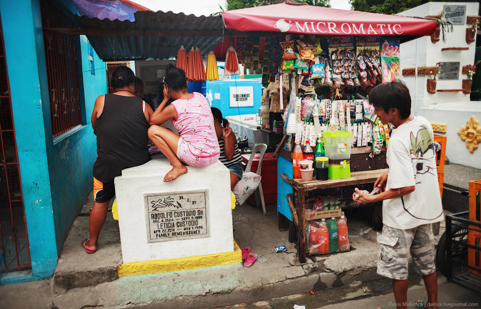 Жизнь на кладбище