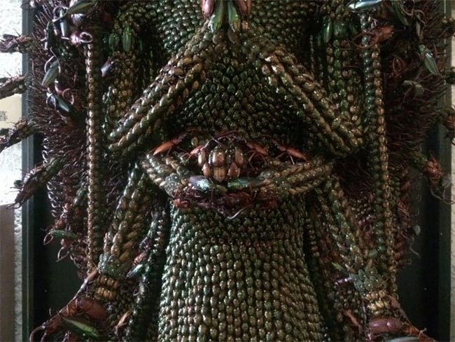 Невероятные японские статуи, сделанные из тысяч мёртвых жуков