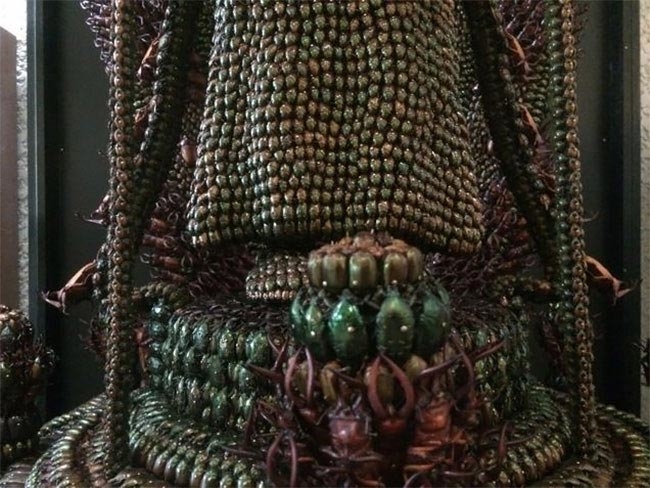 Невероятные японские статуи, сделанные из тысяч мёртвых жуков