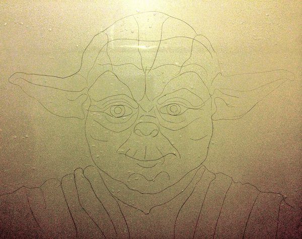 Художница создает рисунки из волос, оставшихся после душа