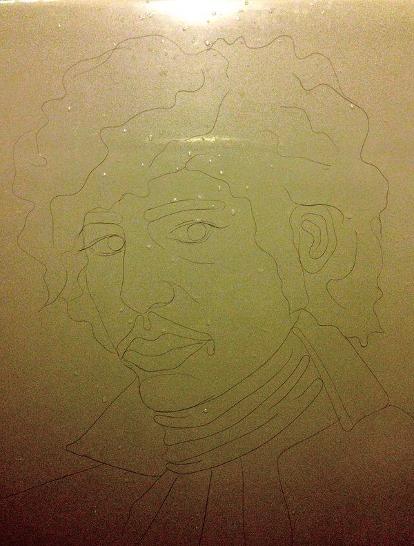 Художница создает рисунки из волос, оставшихся после душа